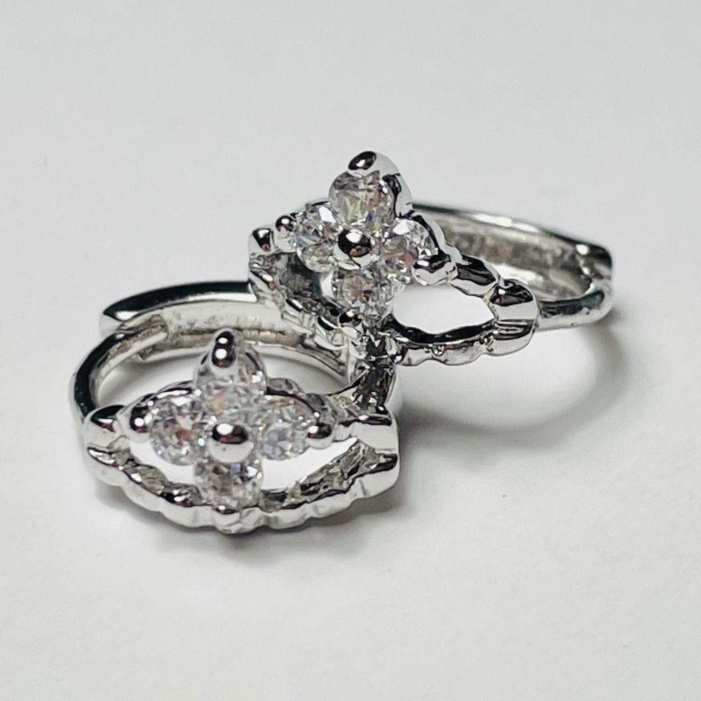 ⭕️❌SOLD❌⭕️ 🆕 Huggie Earrings